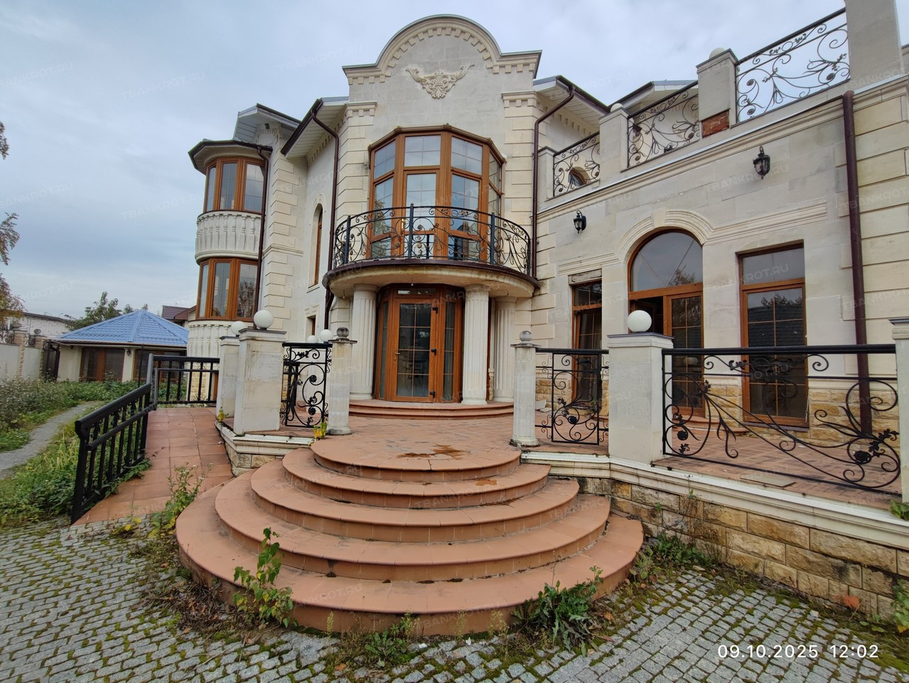 Давыдково - деревня в Новомосковском административном округе Москвы, входит в состав поселения Марушкинское
Находится у Боровского шоссе, примерно в 10 км к западу от центра города Московский.
На севере граничит с дачным посёлком Кокошкино.
В километре к югу от деревни проходит Киевское шоссе.
Рядом