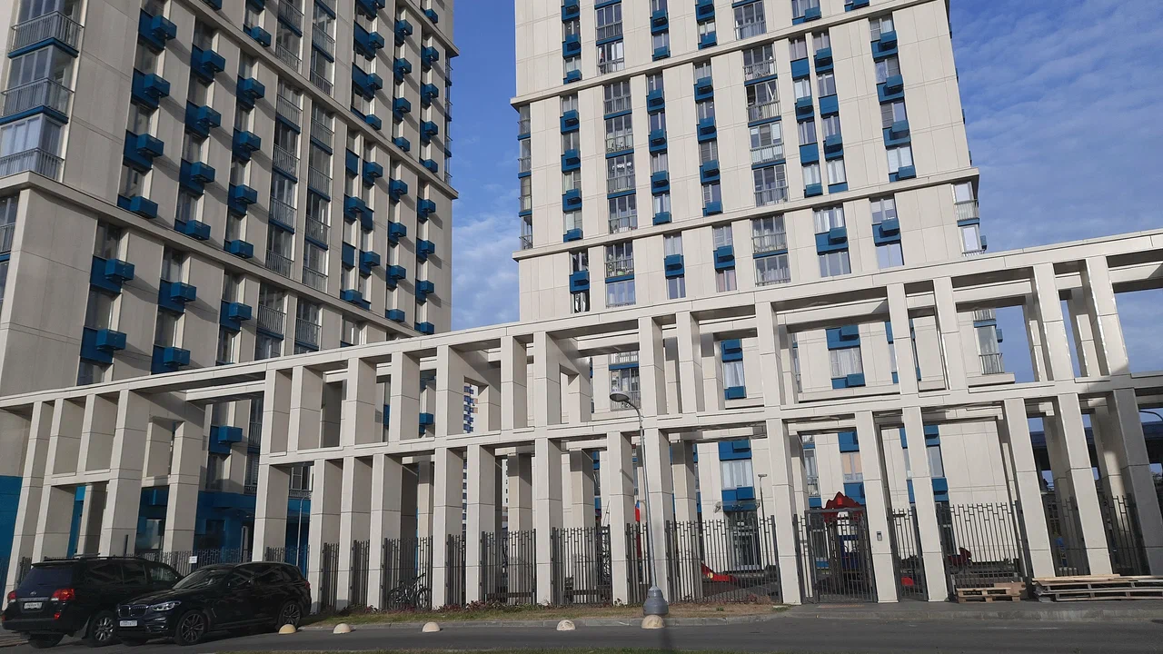 ЖК «Фонвизинский» размещен в Бутырском районе Москвы, между Останкинским и Тимирязевским парком. Включает в себя 4 жилых корпуса по 23 этажа каждый. Для размещения автомобилей обустроен подземный паркинг. Жилой комплекс расположен в северной части столицы. Высотные башни выполнены в уникальном архит