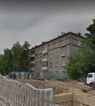 Спальный район. В шаговой доступности от дома Кузьминский лесопарк, Кусковский лесопарк. Дворец культуры им. 40-летия Октября, государственный музыкальный театр Чихачева.
Во дворе современные игровые и спортивные площадки. Высажены деревья, кустарники , цветы, установлены скамейки для отдыха.
Кварти