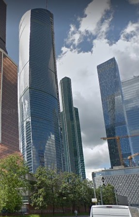 Две высотки МФЦ «Башня Федерация» можно увидеть из многих уголков центральной части Москвы. Один из домов многофункционального центра поднимается на высоту 374 метра и считается вторым самым высоким зданием не только в России, но и в Европе. Проект новостройки разработан архитекторами Сергеем Чобано