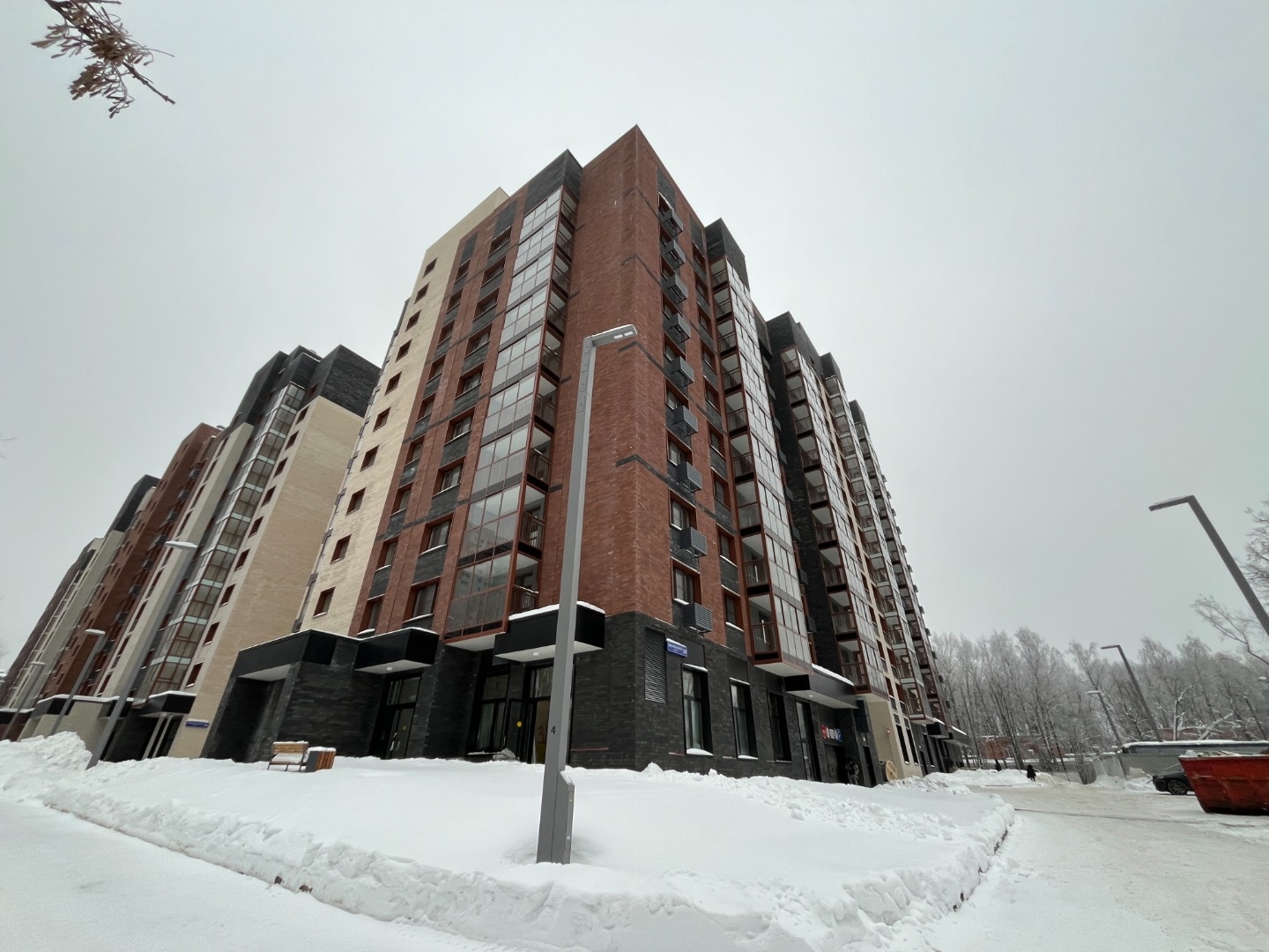 Район по-своему является уникальным для Москвы.Он простирается от Ленинского до Мичуринского проспектов. Проспект Вернадского - один из престижных районов Москвы. Здесь хорошая транспортная доступность. Станция метро Проспект Вернадского Сокольнической линии позволяет добраться до Кремля за 20 мин