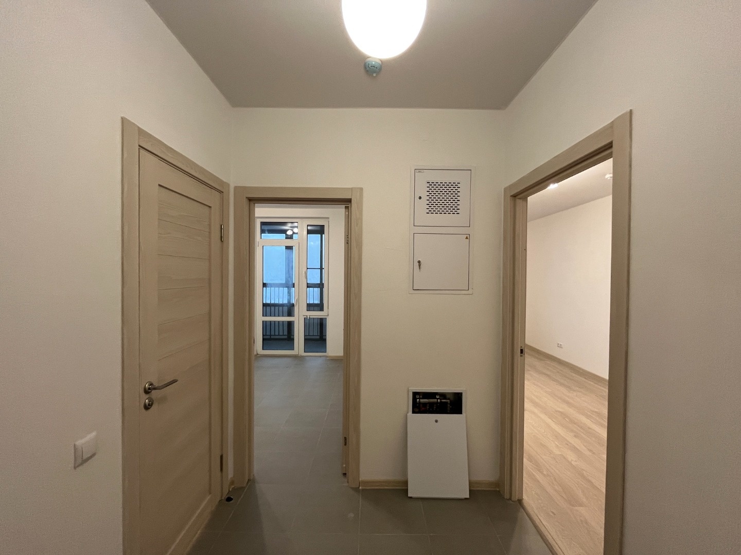 Спальный район с Московской пропиской. Престижное западное направление.Развитая инфраструктура. В шаговой доступности от дома парк Рассказовка, Ульяновский лесопарк, Чоботовский лес. Супермаркет Selgros. ТЦ «Сказка». Две станции – «Боровское шоссе» и «Новопеределкино». Поселок писателей Переделкино.