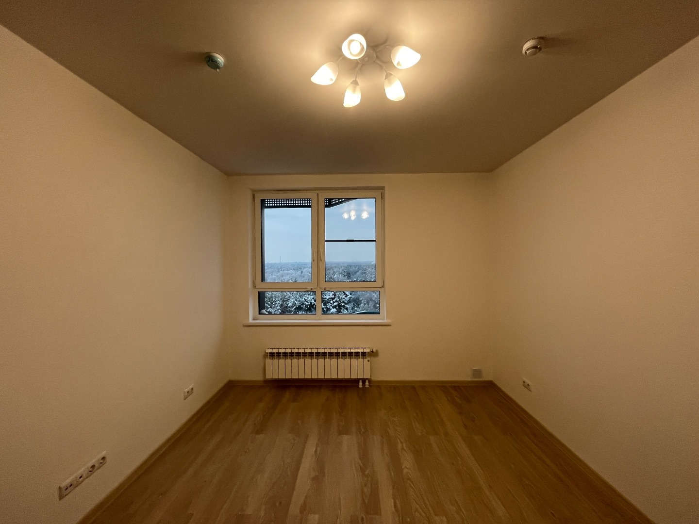 Спальный район с Московской пропиской. Престижное западное направление.Развитая инфраструктура. В шаговой доступности от дома парк Рассказовка, Ульяновский лесопарк, Чоботовский лес. Супермаркет Selgros. ТЦ «Сказка». Две станции – «Боровское шоссе» и «Новопеределкино». Поселок писателей Переделкино.