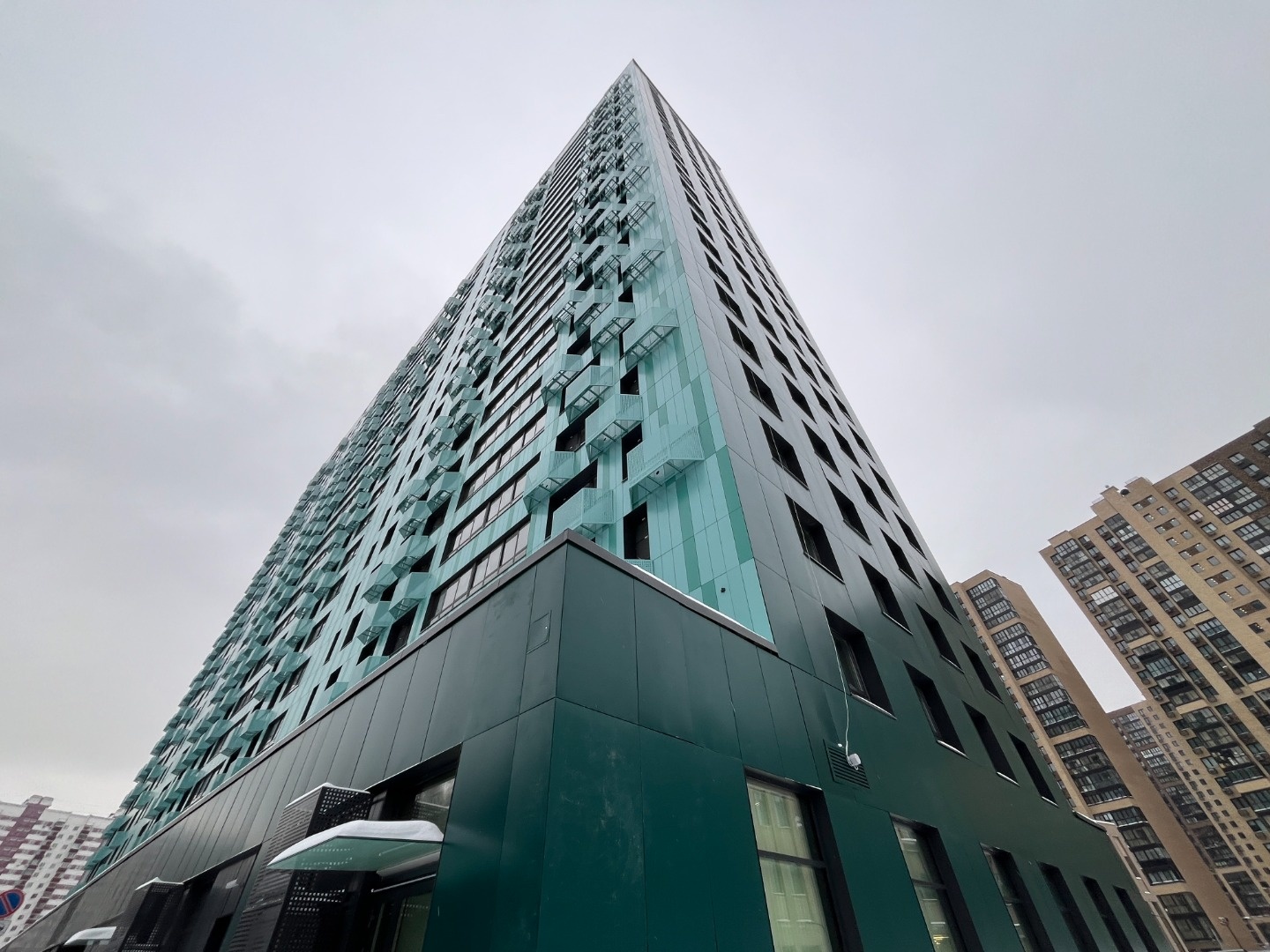 Спальный район с Московской пропиской. Престижное западное направление.Развитая инфраструктура. В шаговой доступности от дома парк Рассказовка, Ульяновский лесопарк, Чоботовский лес. Супермаркет Selgros. ТЦ «Сказка». Две станции – «Боровское шоссе» и «Новопеределкино». Поселок писателей Переделкино.