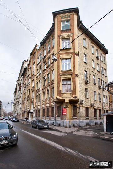 Лучший район с точки зрения социальной, коммерческой, транспортной инфраструктуры. Арбат могут себе позволить только горожане с очень высоким достатком. В шаговой доступности от дома три школы района входят в топ-100 Москвы. Одна из арбатских школ и вовсе - при посольстве Венгрии.Роскошные люксовые 