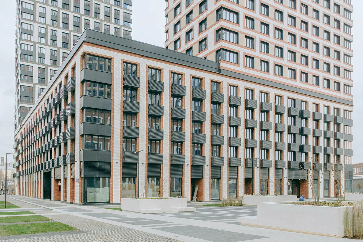 Многофункциональный комплекс «Level Амурская» – это новостройка комфорт-класса в столичном районе Гольяново. Жилой квартал состоит из 10 монолитных домов башенного типа высотой 39 этажей, попарно объединенных 5-этажными стилобатами.
В комплексе есть собственный прогулочный бульвар, ландшафтный парк,