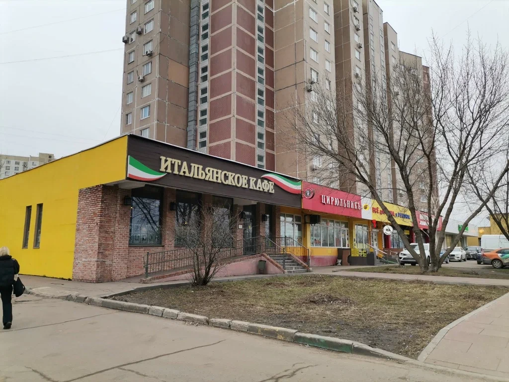 Спальный район, в нем много зеленых зон - от деревьев во дворах до аллей и лесопарковых зон. Развитая инфраструктура. В шаговой доступности от дома Жулебинский лесопарк, со смешанным лесом с соснами, березами и другими лиственными.Спортивный комплекс с бассейном для детей и взрослых «Парус». Детская