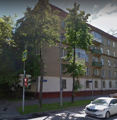 Один из самых благополучных спальных районов в Москве. Отличная экологическая обстановка. В шаговой доступности от дома Серебряно-Виноградный пруд, один из старейших в столице. Исторический музей «Усадьба Измайлово» и Измайловский парк культуры и отдыха. Спорткомплексы МЭЛЗ, «Спартак», «Трудовые рез