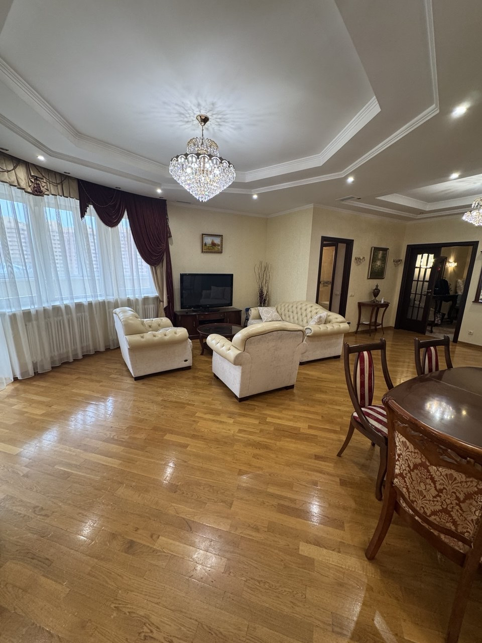 Ломоносовский район, считается очень  престижным для проживания. Никаких промзон, отдельных производств, складов, химических заводов  здесь нет. Недалеко от дома находятся Воронцовский парк и парк 50-летия Октября. Филиалы ГИТИСА,МГПУ,МГУ. Четыре школы в рейтинге лучших школ Москвы.
Дом бизнес класс