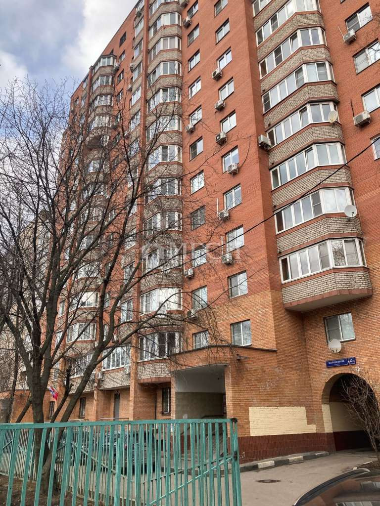 Район - Бутырский. В шаговой доступности от дома Гончаровский парк, всегда зеленый из-за еловых аллей. Яблоневый сад. Дизайн-завод «Флакон». «Хлебзавод» - городское парковое пространство для прогулок, покупок и отдыха. Крупный велодром, где тренируются спортсмены международного уровня по велоспорту.