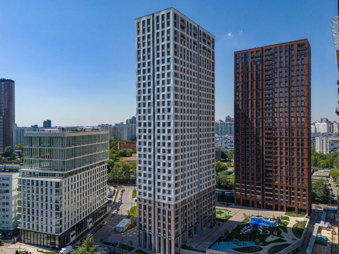 Жилой комплекс бизнес-класса Ever. Это шесть корпусов с лаконичным дизайном фасадов. Юго-Западный административный округ, в 700 м от станции метро «Калужская». ЖК  находиться в оживлённом районе с развитой инфраструктурой, в 600-700 м от Воронцовского парка и в 2 км с небольшим - от Битцевского лесо