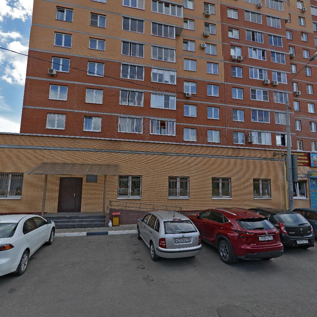 В помещении есть арендаторы. В части подвальных помещений на центральной, 17 расположено техническое оборудование, которое обслуживает сам торговый центр, вентиляционные системы, системы охраны и пр. 
Просмотры происходят по предварительной договоренности