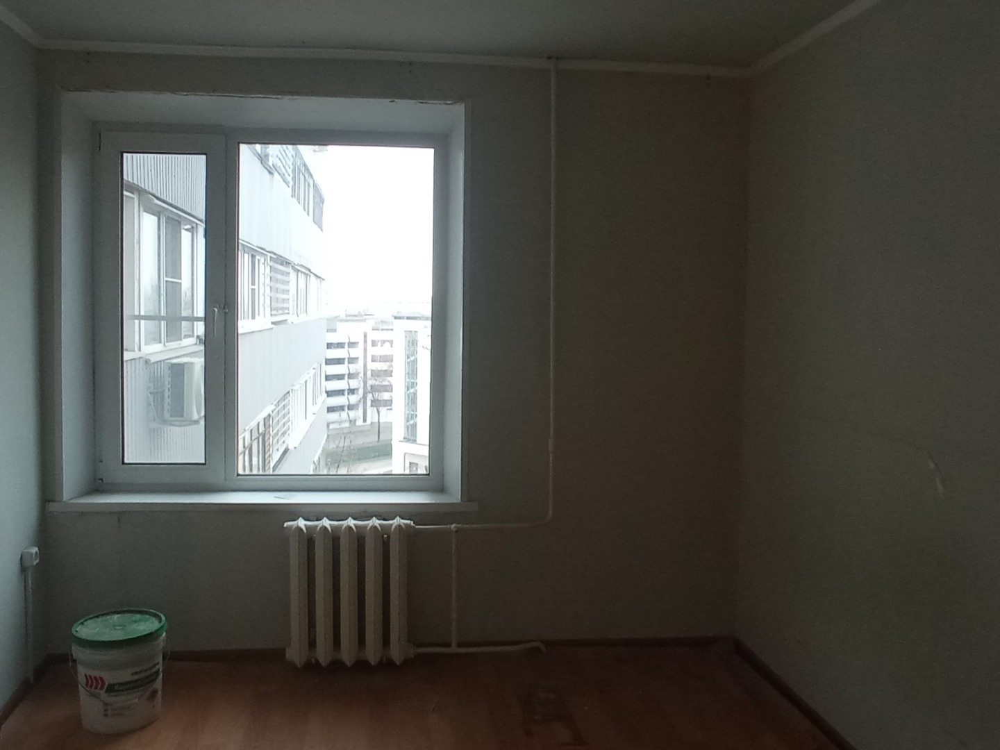 Престижный район для проживания с хорошей экологической ситуацией. В шаговой доступности от дома Леоновский парк с липовой аллеей, декоративным прудом и трехсотлетним дубом. Миллионный мост построенный еще при Екатерине II. Институт кинематографии (ВГИК). Киностудию имени Горького. Это одна из самых