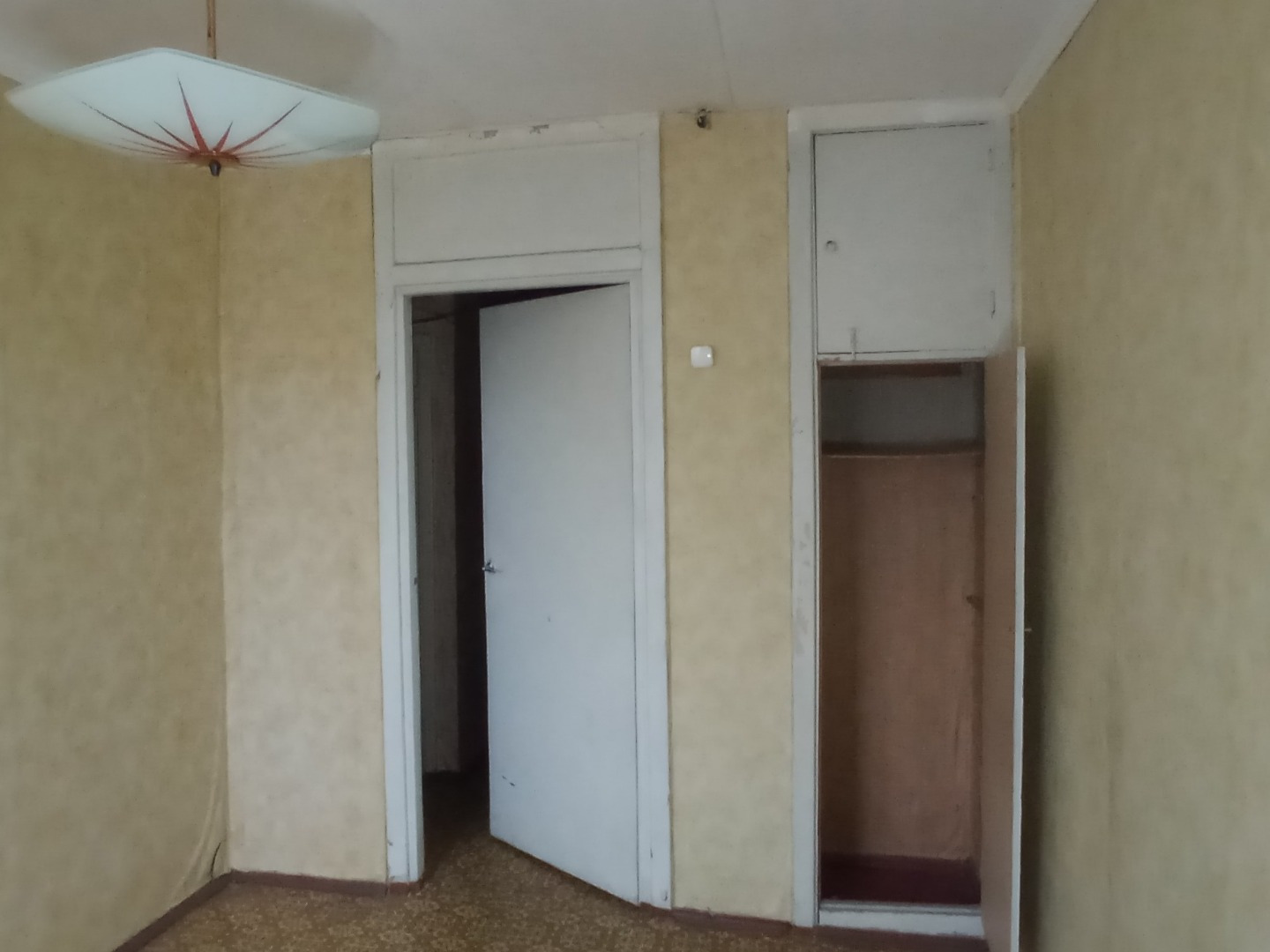 Спокойный, лишенный шумных автомобильных магистралей район с благоприятной экологической обстановкой. В шаговой доступности от дома Храм Святого Великомученика Георгия Победоносца. Коптевский рынок, один из старейших рынков Москвы, в здании рынка работают магазины овощей, фруктов, мясной и молочной 