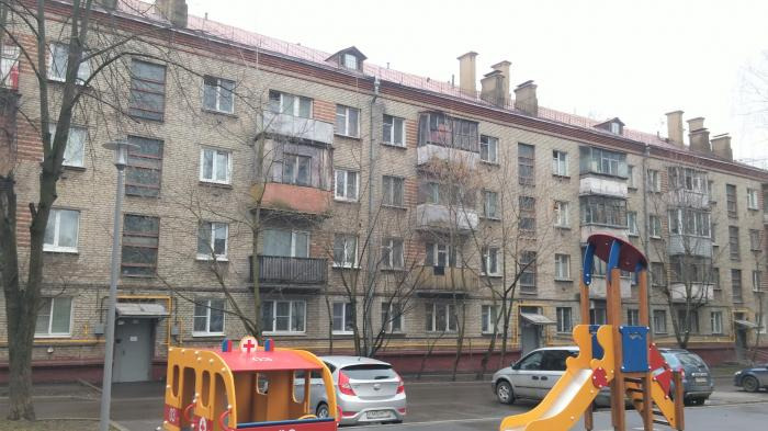 В шаговой доступности от дома главная достопримечательность района - природный заказник «Берег реки Москвы Капотни». Храм 19 века - Рождества Пресвятой Богородицы и синагога Бейт-Сфаради. Сетевые продуктовые магазины: «Дикси», универсам «Ближний», «Пятерочка». Взрослая поликлиника - филиал ГБУЗ им. 