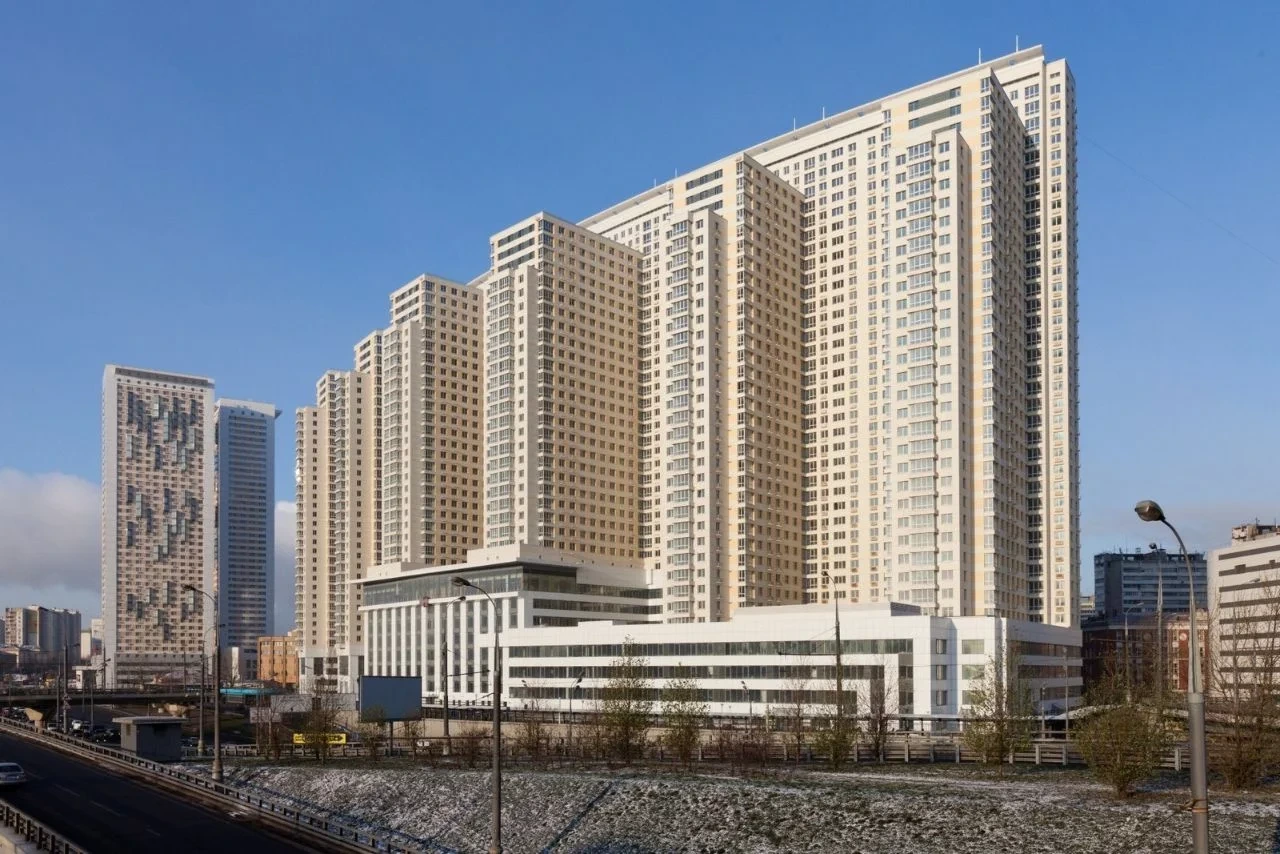 «Дом на Беговой» - это комплекс бизнес-класса, созданный для обеспечения комфорта и удобства жильцов. 
Комплекс состоит из трёх корпусов высотой от 32 до 38 этажей.
Транспортная доступность
Одно из ключевых преимуществ «Дома на Беговой» - отличная транспортная доступность. Рядом с комплексом находит