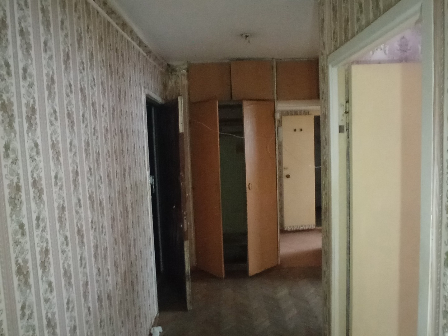 Зеленоград - престижный район для проживания. Расположен за МКАД.
Зеленоград со всех сторон окружен территорией Московской области (на западе и севере граничит с городским округом Солнечногорск, на востоке и юге - с городским округом Химки.
Зеленоград является частью Москвы.
В ЗелАО достаточное коли