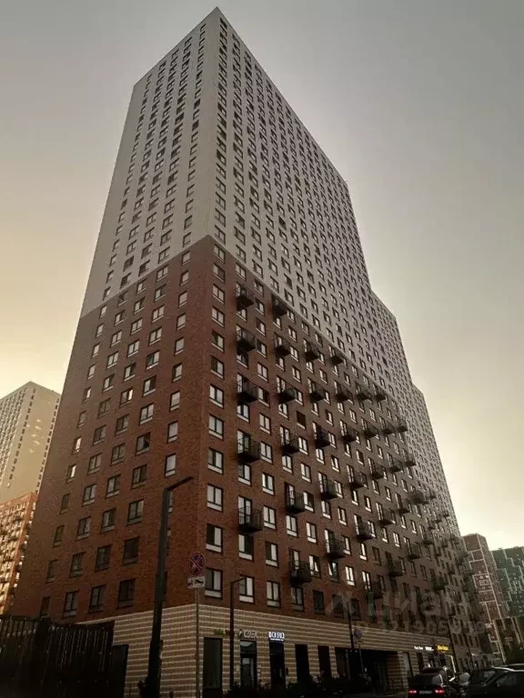 Жилой квартал «Столичные Поляны» – это новостройка комфорт-класса, в Юго-Западном административном округе (ЮЗАО) Москвы. Комплекс состоит из 5-ти монолитных домов высотой от 16 до 33 этажей.
Замкнутые в кольца многосекционные высотки образуют два обособленных двора-парка. В них размещены игровые и д