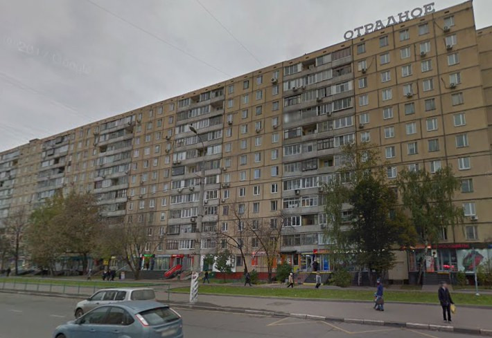 Спокойны, спальный район, в окружении лесов на берегу реки Лихоборки. В шаговой доступности от дома Лихоборская триумфальная арка -12-метровая конструкция, сплетенная из стволов дикого орешника. Легендарный парк «Отрада». Храмовый комплекс «Новый Иерусалим». Школа № 950, № 962 с дошкольным отделение