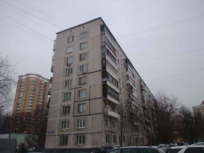 Западный округ Москвы.В шаговой доступности от дома Гребной канал «Крылатское»,отличный спорткомплекс,на канале проходят соревнования по академической гребле и гребле на байдарках и каноэ в рамках Олимпийских игр.«Гольф-клуб»- уникальный и единственный в городе круглогодичным спортивный комплекс, в 