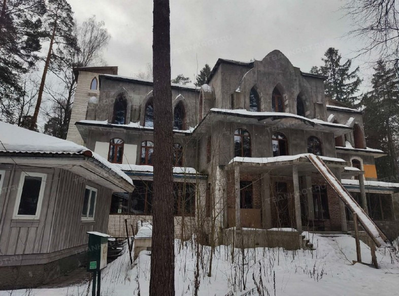 Элитный поселок «Жуковка-1», расположен на территории ФГУП «Рублево-Успенский лечебно-оздоровительный комплекс»Управления Делами Президента России. На его территории: детский сад, общеобразовательный лицей, бассейн, тренажерный зал, открытые и закрытые теннисные корты, русская баня, сауна, кафе, бил