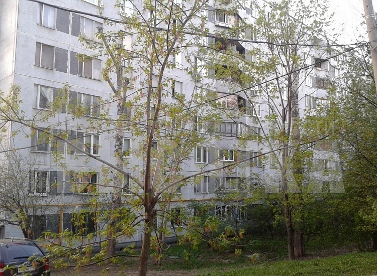 Район расположен в юго-западной части Москвы на территории Западного административного округа. Граница Тропарёва-Никулина проходит:
на юге и юго-востоке по Ленинскому проспекту,
на юго-западе по Московской кольцевой автомобильной дороге (МКАД),
на западе по Озёрной улице,
на северо-западе по Мичурин