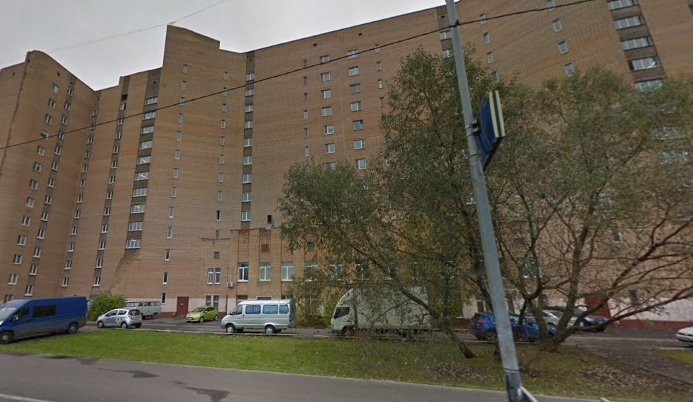 Спокойны, спальный район, в окружении лесов на берегу реки Лихоборки. В шаговой доступности от дома Лихоборская триумфальная арка -12-метровая конструкция, сплетенная из стволов дикого орешника. Легендарный парк «Отрада». Храмовый комплекс «Новый Иерусалим». Школа № 950, № 962 с дошкольным отделение