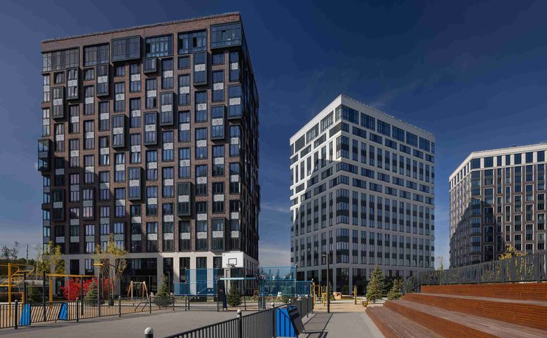 Клубные дома расположены на комфортном расстоянии друг от друга в своем парке площадью 16 гектаров. Это просторный квартал с невысокими для Москвы зданиями — до 15 этажей. У каждого дома индивидуальная современная архитектура. Фасады выполнены из премиальных материалов: натурального камня, архитекту