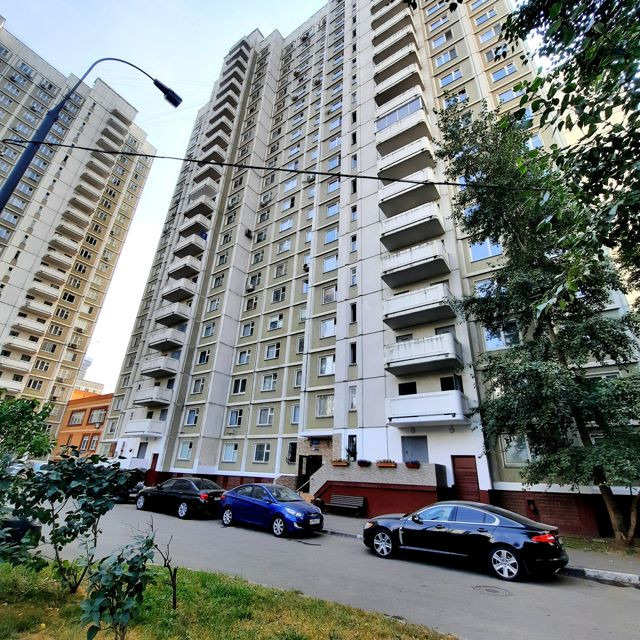 Комфортный для жизни спальный район, славится «интеллигентным» контингентом, в нем проживает много врачей, студентов, преподавателей вузов и научных специалистов. В шаговой доступности от дома, известный университет РУДН. Сетевые магазины «Магнит», «Азбука вкуса», «Пятерочка», «Дикси», Перекресток» 