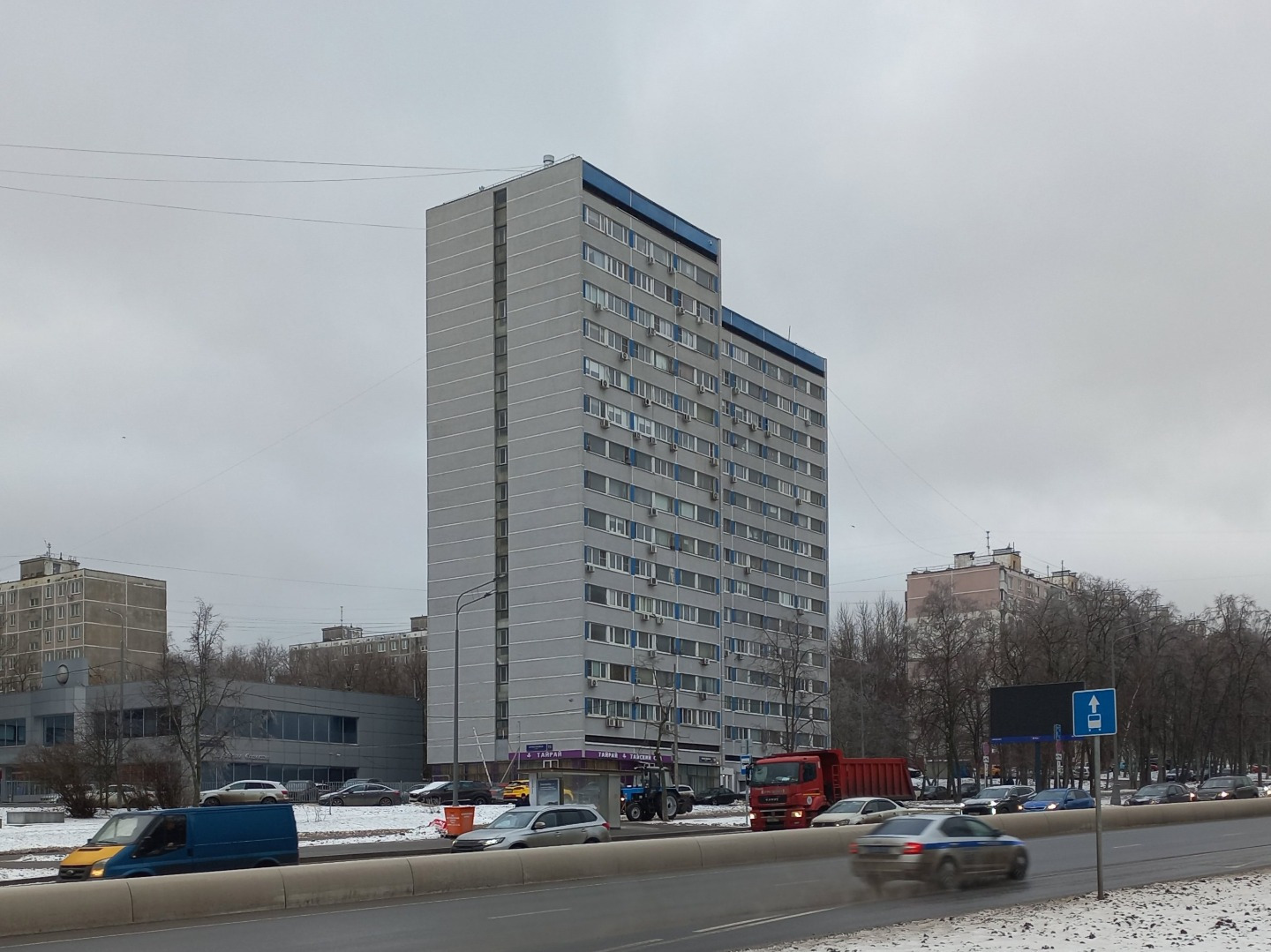 Отсутствие промышленных предприятий, развитая инфраструктура и прекрасная транспортная доступность - район считается одним из лучших для проживания. В шаговой доступности от дома Центр культуры «Сцена», театр «Откровение», Галерея «Беляево». Яблоневый сад, Соловьиная роща, Коньковские пруды. Школа №