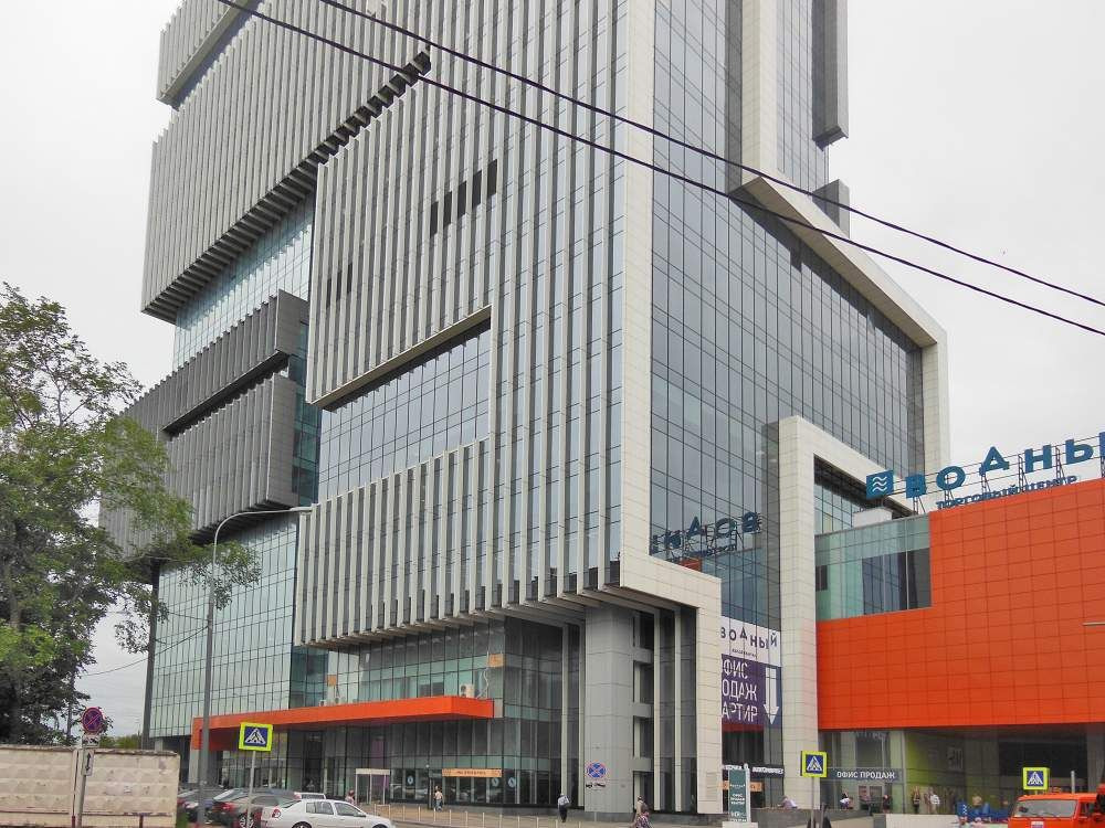 Торговый Центр Водный (Водный) находится по адресу Москва, Головинское шоссе, 5к1, расположен недалеко от метро «Водный стадион».
Здание площадью 32 000 м², 2014 года постройки.
На территории есть парковка - наземная, многоуровневая, 2 входа, в здании есть кинотеатр, кафе, супермаркет.
п