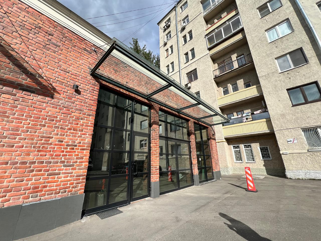 Одноэтажный особняк на Ленинградском проспекте в Беговом районе. Кирпичное здание с панорамными окнами и 6-ю отдельными входами. Внутри смешанная планировка, выполнен типовой ремонт, высота потолков 5-6 метров. Проведены центральные коммуникации, установлены сплит-системы кондиционирования, приточно