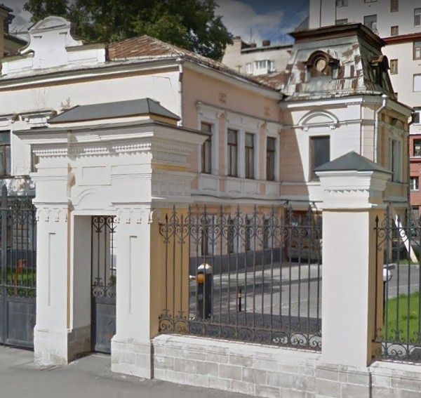 Здание расположено в районе Замоскворечье ЦАО г. Москвы, в пешей доступности от м. «Новокузнецкая». Путь пешком до станции займет не более 10 минут. Отличная транспортная доступность обеспечена близким расположением Садового кольца, Космодамианской и Садовнической набережных.
Подземная парковка в пе