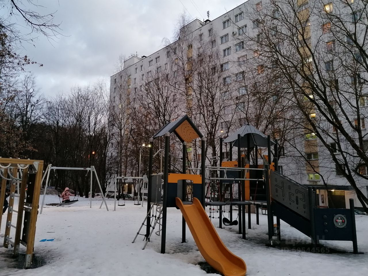 Западный округ Москвы.В шаговой доступности от дома Гребной канал «Крылатское»,отличный спорткомплекс,на канале проходят соревнования по академической гребле и гребле на байдарках и каноэ в рамках Олимпийских игр.«Гольф-клуб»- уникальный и единственный в городе круглогодичным спортивный комплекс, в 