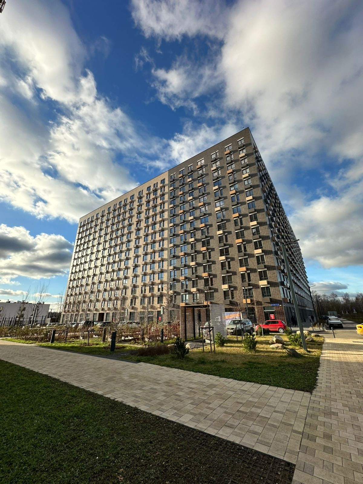 Новостройка расположена в экологически благоприятном районе. Рядом находятся Валуевский лесопарк и Старосельское лесничество Краснопахорского лесхоза. Дальше - Ульяновский лес и парк «Филатов луг».
В жилом комплексе  создана собственная инфраструктуру для комфортной жизни. Магазины, школы и детский 