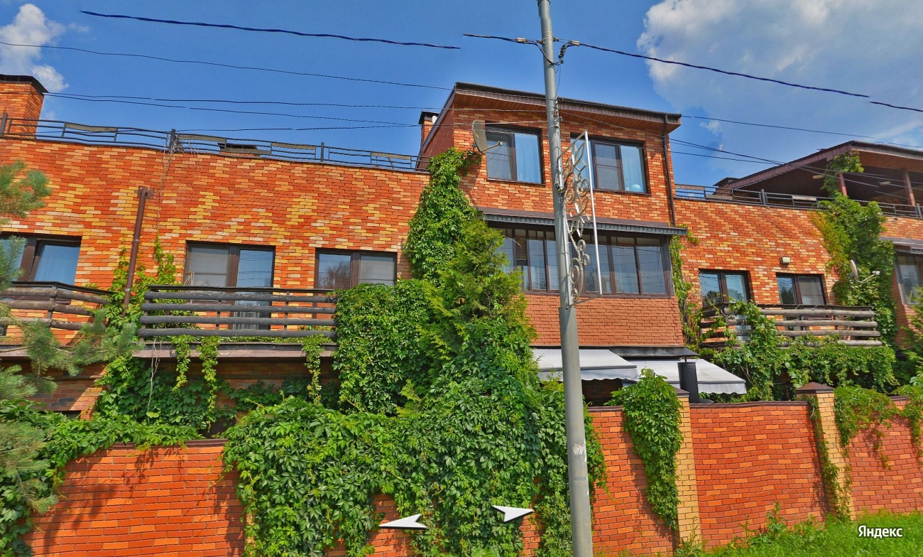 Комплекс таунхаусов Николино находится в 5,5 км от МКАД по Калужскому шоссе, в пос. Газопровод Новомосковского АО г.Москвы. Возможен проезд по Киевскому шоссе. Место со всех сторон окружено лесом, до трассы 800 м, что создает отличные условия для проживания рядом с Москвой, но на природе, в одном из