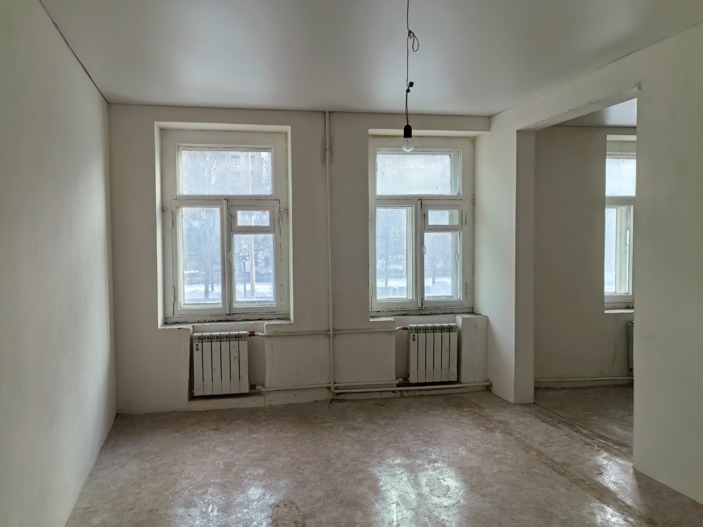 Сердце Москвы - Тверской район, эпицентр культурной и тусовочной жизни. В шаговой доступности от дома Концертный зал имени Чайковского, МХТ имени Чехова, театры «Ленком», Сатиры и им. Моссовета, сады «Эрмитаж» и «Аквариум». Несколько торговых центров, включая «Охотный ряд»,знаменитые ГУМ и ЦУМ. Лучш