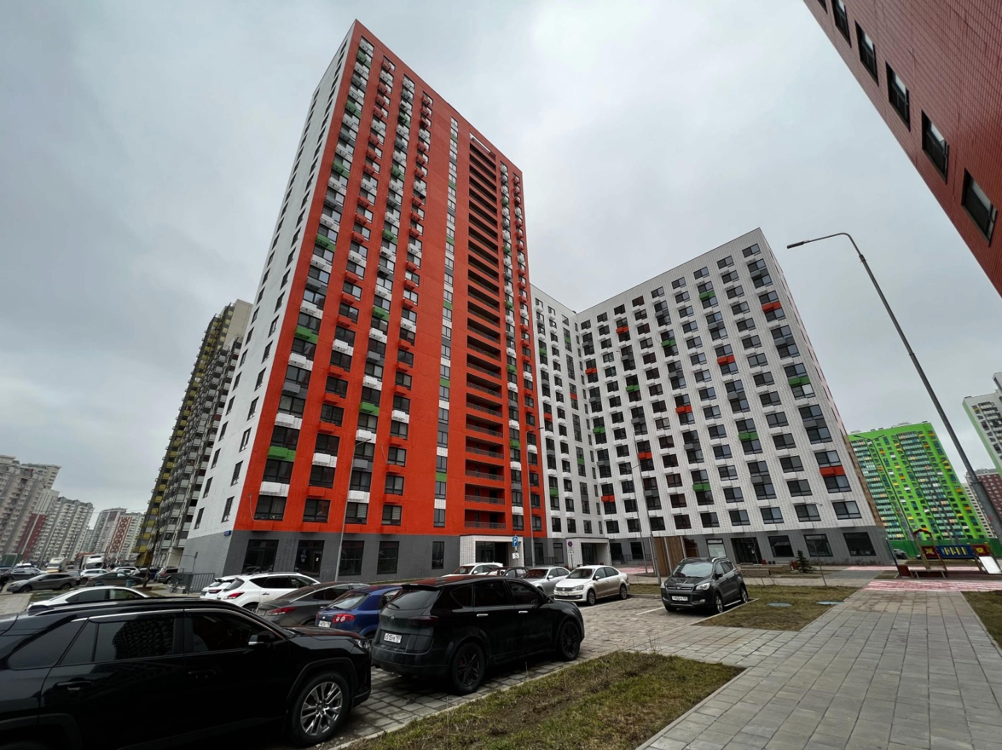 Жилой комплекс комфорт-класса расположен в районе Некрасовка.
 На первых этажах жилых домов и в одноэтажной пристройке находятся нежилые помещения, в которых  открыты супермаркеты, отделения банков, салоны красоты и другие объекты социально-бытовой инфраструктуры.
13.05.м
