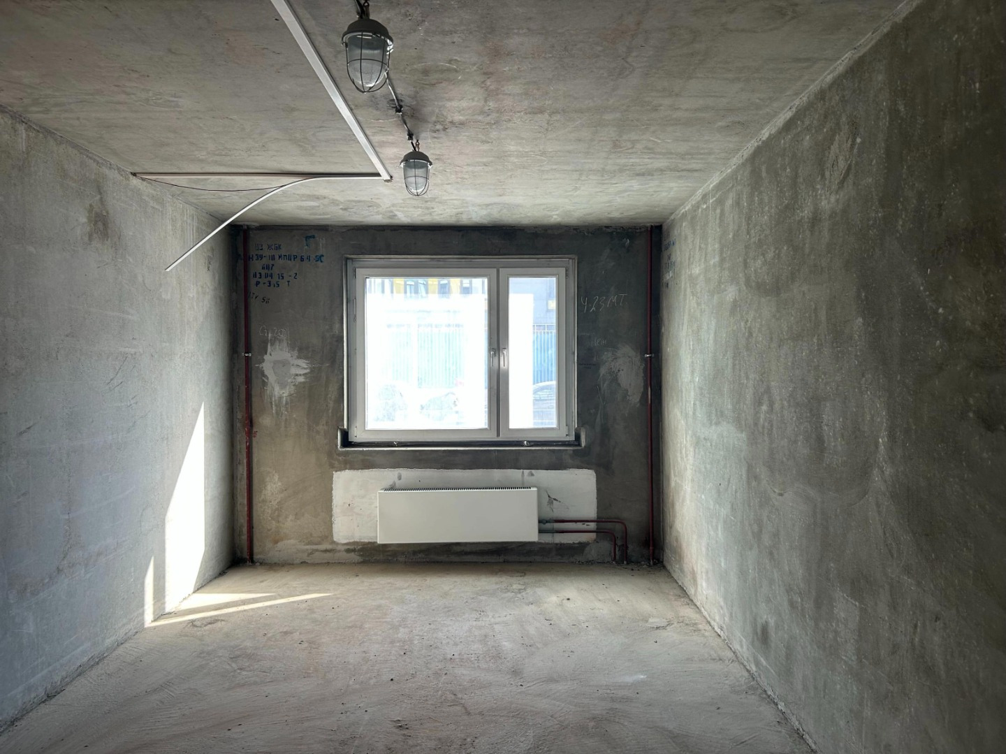 Является одним из самым зеленых, экологически чистых районов Москвы. В шаговой доступности от дома Тимирязевский парк - «Легкие» мегаполеса, включает в себя Дендрологический сад, тепличное хозяйство, питомники и пасеку. За саженцами и медом сюда приезжают со всей Москвы. Парк «Дубки». Два кинотеатра