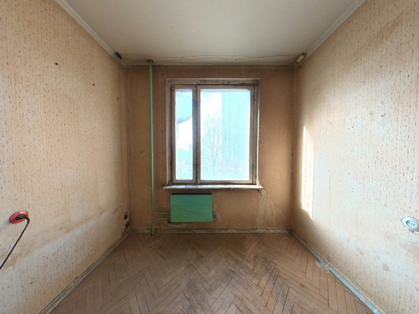 Один из самых комфортных для жизни спальный район Москвы с благоприятной экологией. Отсюда как-то не принято уезжать, как из других районов. Интеллигентная публика, несколько поколений семей, которые давно обжили район и продолжают жить здесь. Развитая инфраструктура.В шаговой доступности от дома Бу