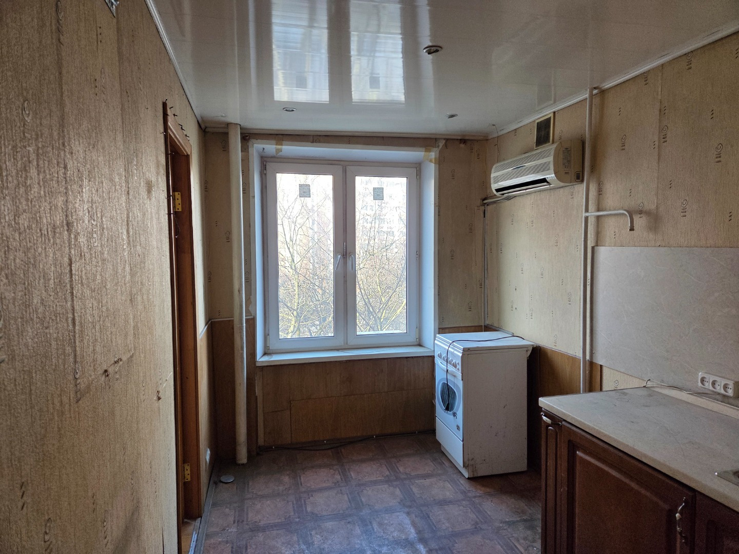 Спальный район. В шаговой доступности от дома Детская школа искусств им. И.С. Баха, музыкальная школа. Парк имени Святослава Фёдорова с игровыми площадками для детей разного возраста, «аллея зонтов» - пространство с беседками и полками, столы для игры в настольный теннис, памп-трек, воркаут-площадка