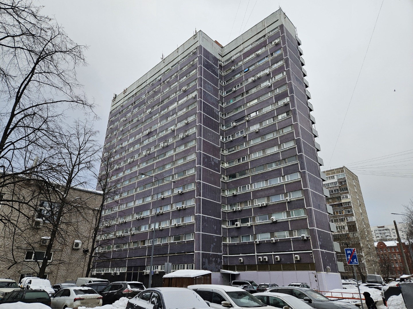 Спальный район с хорошо развитой транспортной и социальной инфраструктурой.
В шаговой доступности от дома ТРЦ «Райкин Плаза », крупный ТЦ «Капитолий » с Ашаном. Этнический клуб Инби, Школа растяжки «Нефрит », дом физкультуры РУТ МИИТ с бассейном и школой акробатики и паркура, 2 батутных центра. Теат