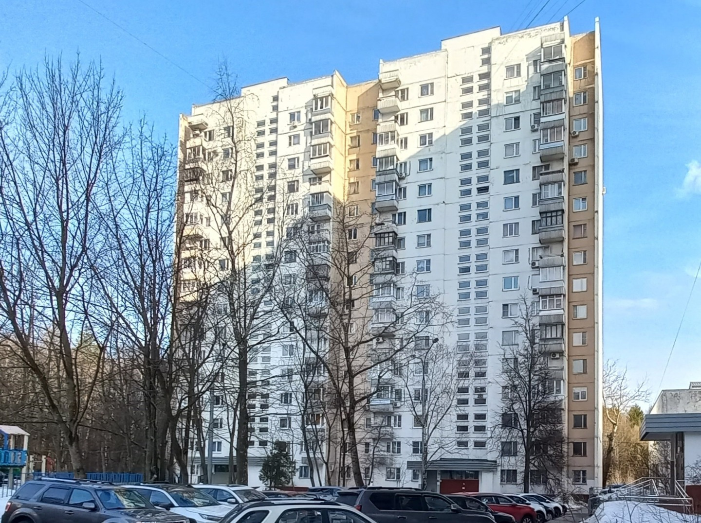 Один из самых комфортных для жизни спальный район Москвы с благоприятной экологией. Отсюда как-то не принято уезжать, как из других районов. Интеллигентная публика, несколько поколений семей, которые давно обжили район и продолжают жить здесь. Развитая инфраструктура.В шаговой доступности от дома Бу