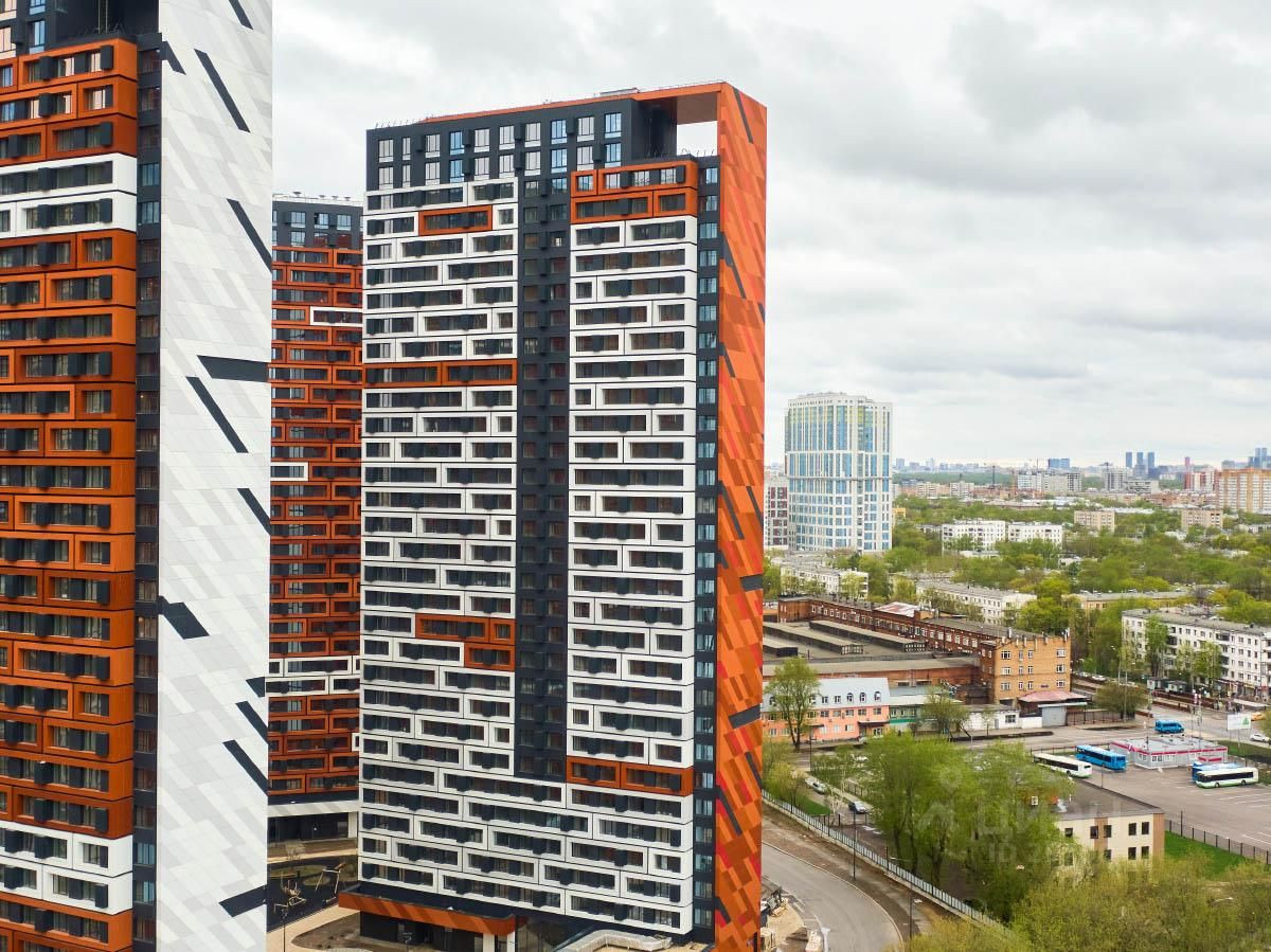 Дом находится в отличном состоянии, оснащен тремя лифтами (двумя пассажирскими и одним грузовы). Для владельцев автомобилей предусмотрена подземная парковка, а также несколько отдельных охраняемых парковок, поэтому вы всегда найдете место для своего транспорта.

Квартира идеально подходит для жизни 