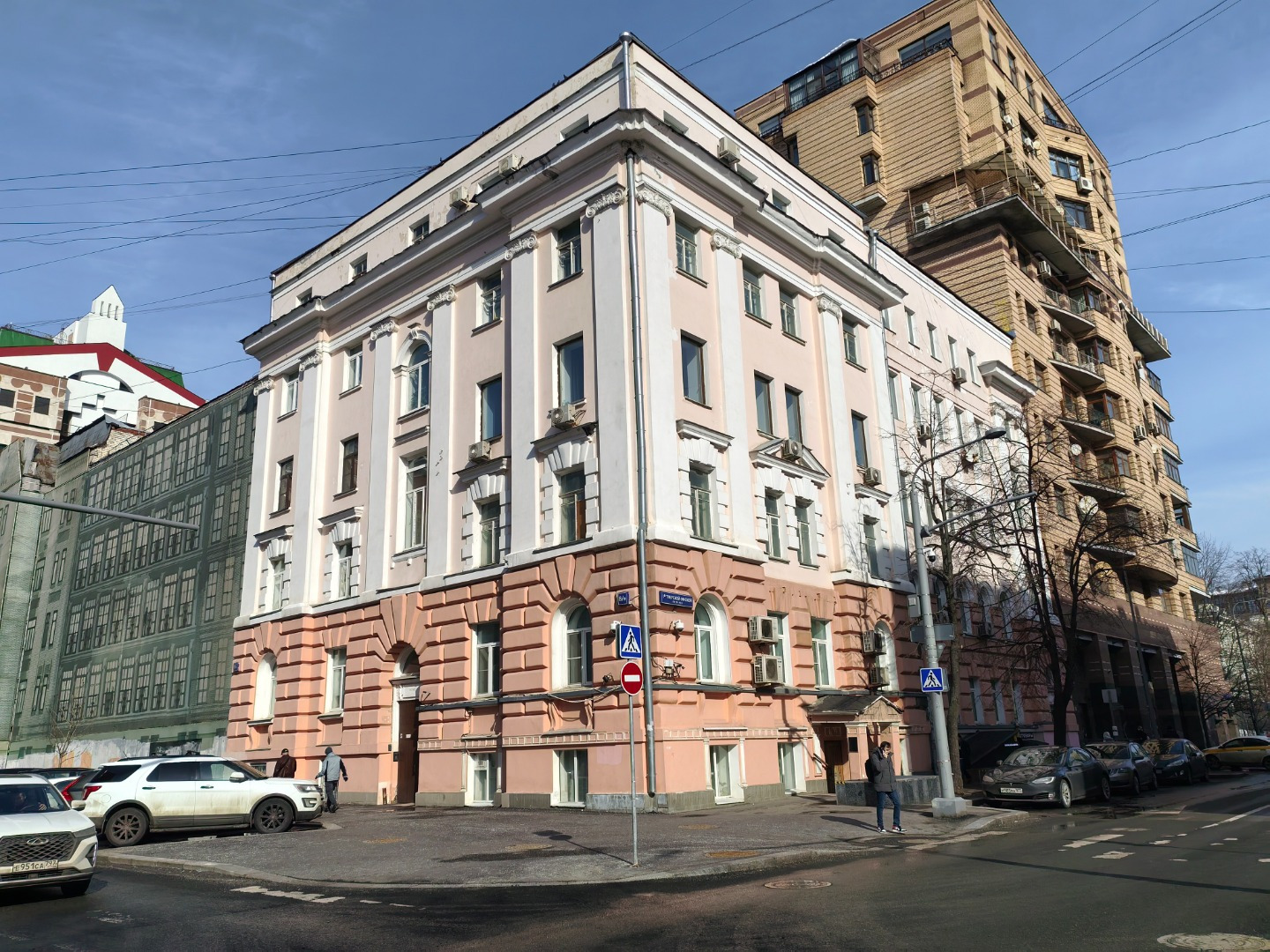 Сердце Москвы - Тверской район, эпицентр культурной и тусовочной жизни. В шаговой доступности от дома Концертный зал имени Чайковского, МХТ имени Чехова, театры «Ленком», Сатиры и им. Моссовета, сады «Эрмитаж» и «Аквариум». Несколько торговых центров, включая «Охотный ряд»,знаменитые ГУМ и ЦУМ. Лучш