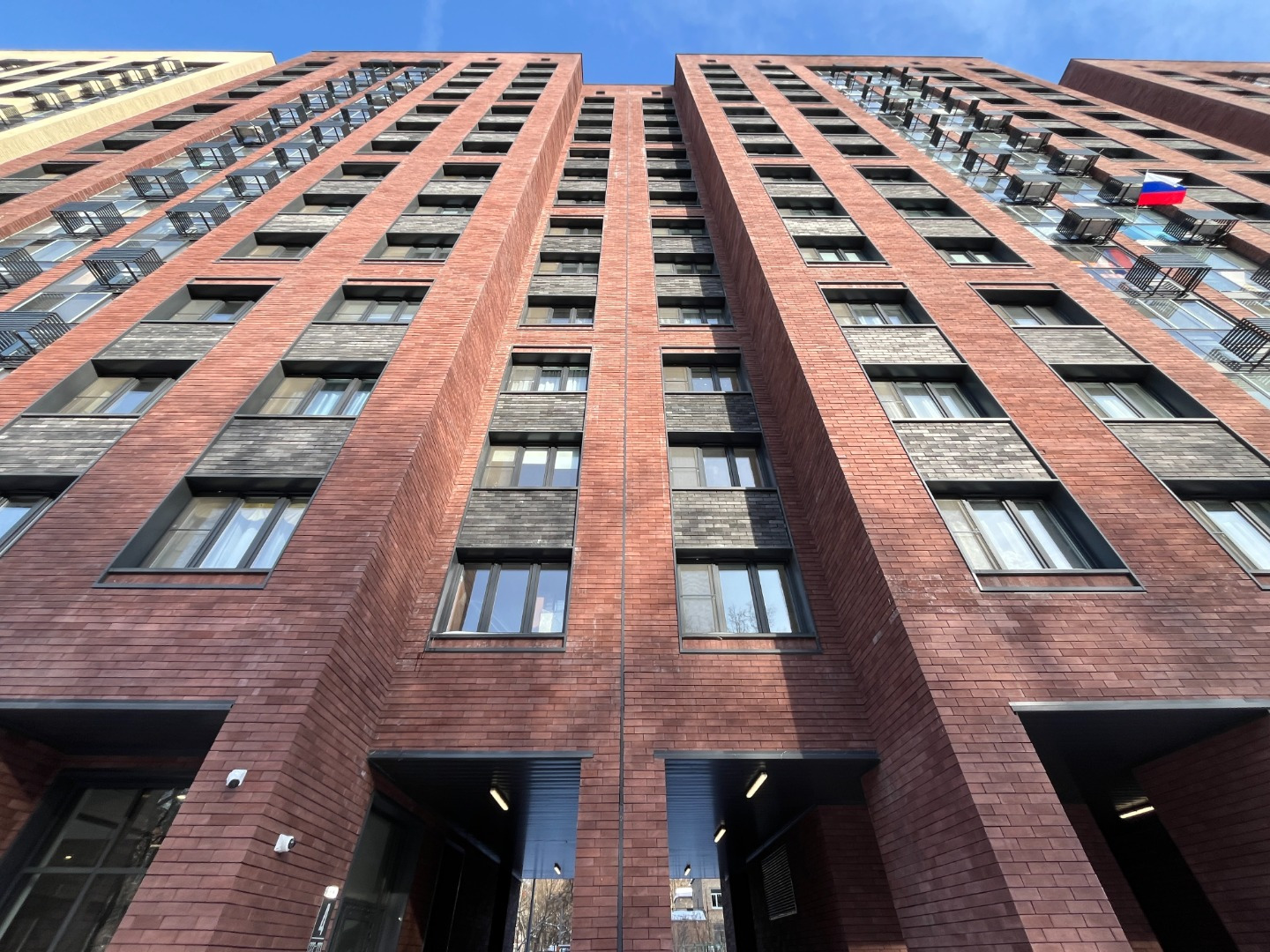 Спальный район, считается одним из самых благополучных районов в ВАО.
В шаговой доступности от дома Сиреневый сад, где на 7 гектарах растет около 50 сортов кустарника, некоторые из которых существуют в единственном экземпляре. НИИ урологии, Филиал Государственного исторического музея «Усадьба Измайл