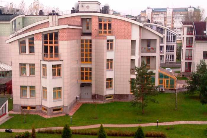 ЖК 12 Месяцев
Элитный Жилой Комплекс «12 месяцев» расположен в экологически чистом районе на западе Москвы, всего в 2 км от МКАД в окружении соснового леса.

Двенадцать домов, построенных по индивидуальному проекту в стиле постмодерн символизируют 12 месяцев.

Комплекс площадью 3 га расположен в осо