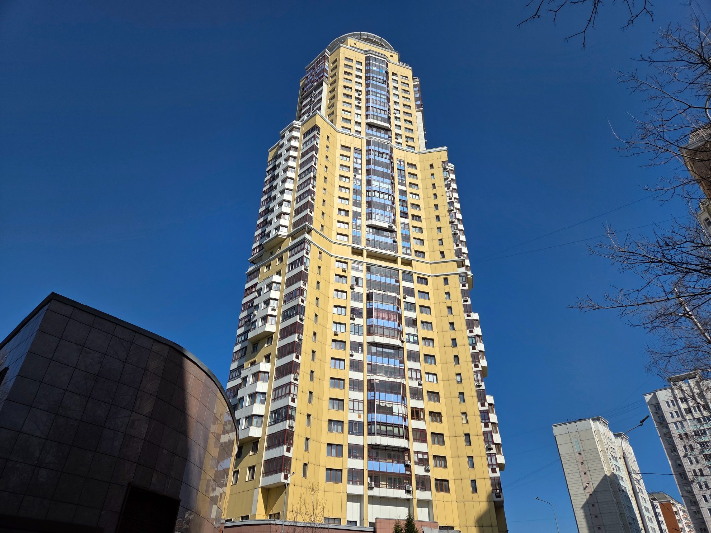 Описание жилого комплекса
В районе Ховрино, на улице Дыбенко, находится жилой комплекс бизнес-класса под названием «Корона Севера». 
Транспортная доступность
Ближайшими станциями метрополитена являются Ховрино, до которой можно дойти за 9 минут, и Беломорская время в пути до нее составит в среднем 2