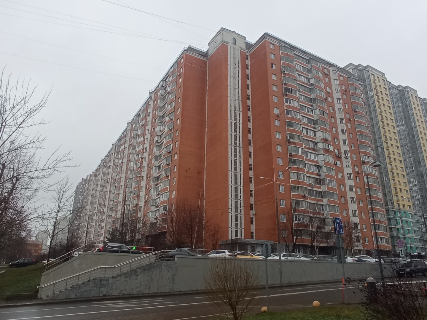  В доме работает консьерж, чистый подъезд. Ухоженный двор с современной детской и спортивной площадкой..
Отлично развита инфраструктура. В шаговой доступности: метро, детские сады и школы, продуктовые и продовольственные магазины, кафе и рестораны, аптеки, салоны красоты и многое другое. Для прогуло