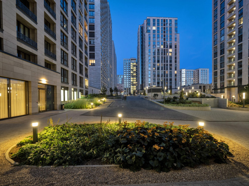 Жилой комплекс RedSide расположен в Пресненском районе по адресу улица Сергея Макеева, 9. Восемь монолитных домов переменной этажности облицованы юрским мрамором, декорированы стальными панелями и ажурными балконами.

Во внутреннем благоустроенном дворе установлены детские и спортивные площадки, зон